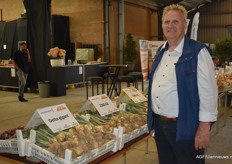 Rinus van den Berge laat trots het uienras Delta Gigant van Delta Seeds Holland zien