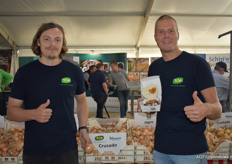 Ton Geluk en Erwin Groen van TOP the Onion Group bakten de hamburgers met uitjes bruin