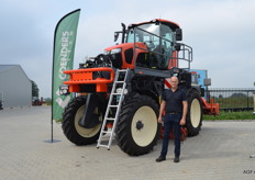 Ruud Thelen van Coenders Lottum met HBW M5 een werktuigdrager die geheel aan te passen is aan de uit te voeren taken zoals schoffelen, frezen, aanaarden en terugaarden. De HBW M5 kan ook over de weg rijden. 