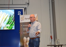 Een van de bestuursleden van het Aspergegilde John Schoeber. Naast belangenbehartiging, kennisdeling en ontwikkeling stimuleert het gilde ook de afzet van asperges. De Witte goud-campagne afgelopen seizoen was een groot succes, zei hij. 