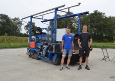 Twan Lommers (l) van Lommers Tuinbouw Machines heeft ook een volautomatische aspergesteekmachine ontwikkeld. 