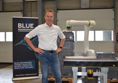 Jeroen Rondeel bij de stand van Blue Engineering waarbij ze een cobot presenteerden