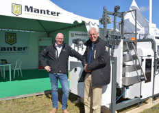 Manter introduceerde de ‘single’ variant van de Paper Bagger, een efficiënte oplossing voor kleinere hoeveelheden. Willem H. de Jong en Jeroen Zandman.