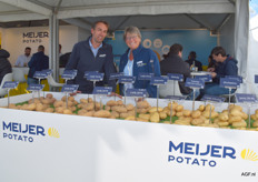 Ook Erika den Daas en Willem in’t Anker van Meijer Potato gaan graag op de foto achter de rassen van Meijer