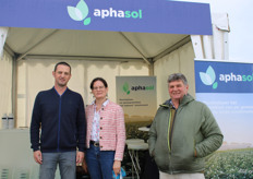 Francis Verhaest van Alphasol en Sixtine Dugue en Jean-Pau Moreau van de Franse distribiteur JPS Agri.