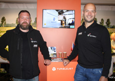 Victorien Hablot en Robin van der Veeken (AgriServ) promoten de Tumblejet kistenwassers