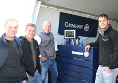 Cor van Maanen van Omnivent met bezoekers op de stand