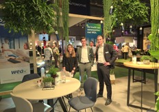 Janine Roth, Matthijs van de Vreede en Michel Janssen van WEA in hun mooie groene stand