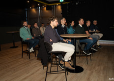 Tot ver achterin de zaal zaten de deelnemers te luisteren naar de sprekers