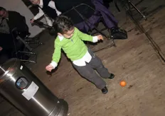 Topkwaliteit mandarijnen van Lukassen zijn ook geschikt om mee te voetballen, zo demonstreert het zoontje van Jerry op deze foto.