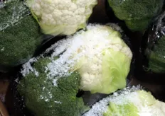 Verpakking met een kleine variant broccoli en bloemkool.