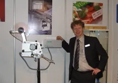Johan van der Elsken van Automator bij de nieuwe ruimtebesparende etiketteermachine
