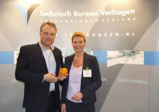 Edward van der Ploeg en Evelyn Kuiper van Technisch Bureau Verhagen. Edward toont een sinaasappel, die met behulp van een lasermachine wordt gelabeld.