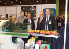 Johannes de Vries, Henk Suiskens, Ton van Vliet en Ronny Koolhout van Conpax. zij presenteerden de Atmopack A55, waarmee o.a. kartonnen fruitschaaltjes worden verpakt in rekfolie, waardoor de producten een ambachtelijke uitstraling krijgen met een langere houdbaarheid.