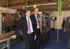 Marco de Koster en Jan Hoogesteger van Tramper Technology voor de nieuwe topsealmachine, die in oktober 2008 werd onthuld.