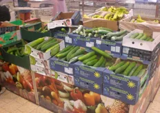 Lidl: bulgaarse komkommers a 40 cent per stuk naast komkommers van Komosa